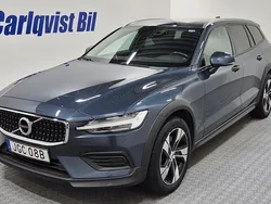 Denimblå metallic Begagnad 2019 Volvo V60 CC Momentum Kombi | 314 000 kr (Marknadspris)