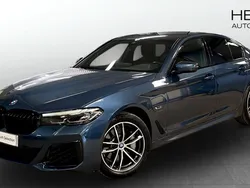 Blå (blue) Begagnad 2022 BMW 530e M Sport Sedan | 444 700 kr (Marknadspris)