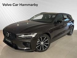Grå Begagnad 2024 Volvo V60 Plus Kombi | 469 900 kr (Marknadspris)