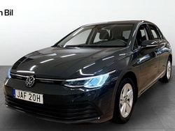 Grå Begagnad 2023 VW Golf VIII Life Halvkombi | 269 800 kr (Marknadspris)