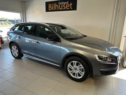 Grå Begagnad 2018 Volvo V60 CC Momentum Kombi | 259 700 kr (Superpris)