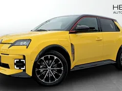 Gul (yellow) Begagnad 2025 Renault R5 Iconic Halvkombi | 441 600 kr (Marknadspris)