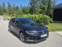 Svart Begagnad 2017 VW Passat GTE Kombi | 169 000 kr (Marknadspris)