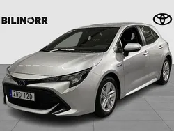Silver Begagnad 2021 Toyota Corolla Hybrid Active Halvkombi | 234 400 kr (Marknadspris)