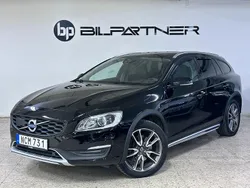Svart Begagnad 2017 Volvo V60 CC Summum Kombi | 159 900 kr (Marknadspris)