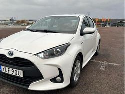 Vit Begagnad 2021 Toyota Yaris Hybrid Active Halvkombi | 199 000 kr (Marknadspris)