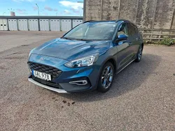 Blå Begagnad 2021 Ford Focus Active Halvkombi | 189 000 kr (Marknadspris)