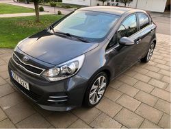 Grå Begagnad 2016 Kia Rio Halvkombi | 86 000 kr (Marknadspris)