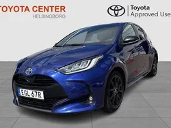 Mörkblå Begagnad 2022 Toyota Yaris Hybrid Style Halvkombi | 239 900 kr (Lite dyr)
