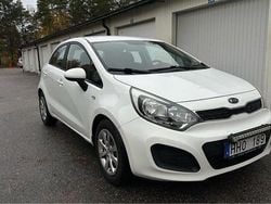 Vit Begagnad 2012 Kia Rio Halvkombi | 49 900 kr (Marknadspris)