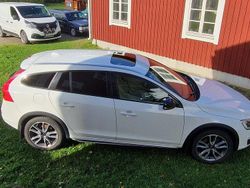 Vit Begagnad 2016 Volvo V60 CC Summum Kombi | 120 000 kr (Marknadspris)
