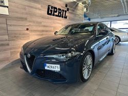 Mörkgrå (grå) Begagnad 2016 Alfa Romeo Giulia Super Sedan | 159 000 kr (Marknadspris)
