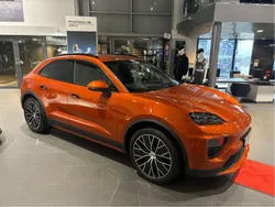 Orange Begagnad 2025 Porsche Macan 4 Electric SUV | 925 000 kr
