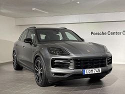 Grå Begagnad 2024 Porsche Cayenne SUV | 1 049 000 kr (Superpris)