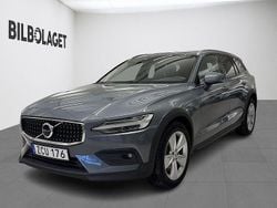 Grå Begagnad 2024 Volvo V60 CC Core Kombi | 414 800 kr (Marknadspris)