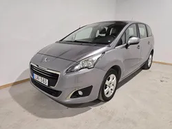 Grå Begagnad 2016 Peugeot 5008 Minibuss | 109 500 kr (Marknadspris)