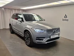 Grå Begagnad 2024 Volvo XC90 Plus SUV | 799 000 kr (Marknadspris)