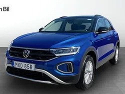 Blå (ravenna blue metallic bla) Begagnad 2022 VW T-Roc Life SUV | 289 900 kr (Marknadspris)