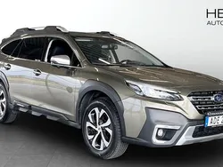 Grön (green) Begagnad 2023 Subaru Outback SUV | 359 900 kr (Marknadspris)
