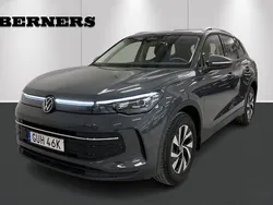 Mörkgrå (grå) Begagnad 2025 VW Tiguan Life SUV | 389 900 kr (Marknadspris)