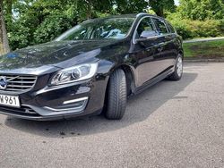Svart Begagnad 2016 Volvo V60 Summum Kombi | 169 000 kr (Marknadspris)