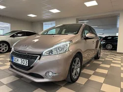Ljusgrå (grå) Begagnad 2013 Peugeot 208 Halvkombi | 67 800 kr (Marknadspris)