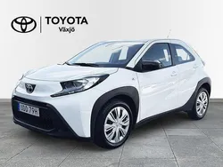 Vit Begagnad 2022 Toyota Aygo X-play Halvkombi | 159 000 kr (Marknadspris)
