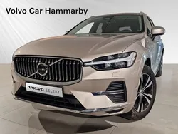 Ljusgrå Begagnad 2023 Volvo XC60 Plus SUV | 499 000 kr (Marknadspris)