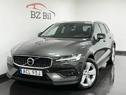 Mörkgrå (grå) Begagnad 2019 Volvo V60 CC Momentum Kombi | 249 900 kr (Marknadspris)