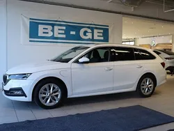 Vit Begagnad 2022 Skoda Octavia Style Kombi | 299 900 kr (Marknadspris)