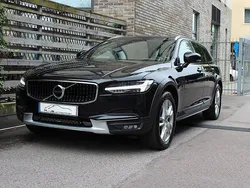 Svart Begagnad 2018 Volvo V90 CC Momentum Kombi | 245 000 kr (Marknadspris)