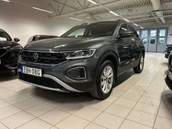 Grå (indium grey metallic) Ny 2025 VW T-Roc Life SUV | 352 200 kr (Marknadspris)