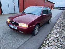 Röd Begagnad 2000 Ford Fiesta Halvkombi | 14 900 kr