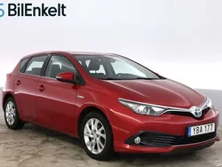 Mörkröd (röd) Begagnad 2015 Toyota Auris Hybrid Active Halvkombi | 139 900 kr (Marknadspris)