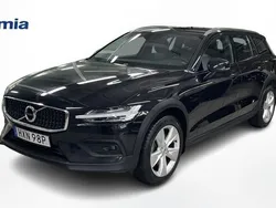 Svart Begagnad 2020 Volvo V60 CC SE Kombi | 259 900 kr (Marknadspris)