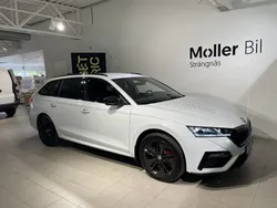 Vit (moon white metallic) Begagnad 2024 Skoda Octavia RS Kombi | 384 000 kr (Dyr)