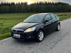 Svart Begagnad 2011 Ford Focus Platinum Halvkombi | 48 000 kr (Marknadspris)
