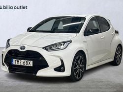 Vit Begagnad 2021 Toyota Yaris Hybrid Style Halvkombi | 179 900 kr (Marknadspris)