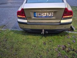 Guldaktig Begagnad 2001 Volvo S60 Sedan | 13 000 kr (Marknadspris)
