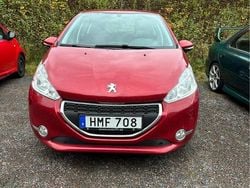 Röd Begagnad 2015 Peugeot 208 Halvkombi | 50 000 kr (Bra pris)