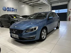 Blå Begagnad 2015 Volvo V60 Momentum Kombi | 169 901 kr (Marknadspris)