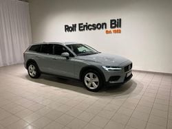 Grå Begagnad 2024 Volvo V60 CC Core Kombi | 419 500 kr (Marknadspris)
