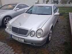 Ljusgrå (gråmetallic) Begagnad 2002 Mercedes CLK320 Avantgarde Sportkupé | 35 000 kr (Marknadspris)