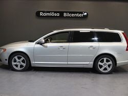 Ljusgrå (grå) Begagnad 2011 Volvo V70 Momentum Kombi | 89 900 kr (Marknadspris)