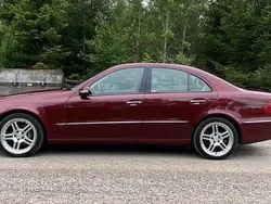 Röd Begagnad 2004 Mercedes E320 Sedan | 85 000 kr (Dyr)