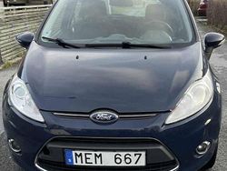 Blå Begagnad 2012 Ford Fiesta Titanium Halvkombi | 45 000 kr (Marknadspris)