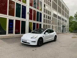 Vit Begagnad 2022 Tesla Model 3 Standard Range Sedan | 339 900 kr (Marknadspris)
