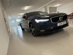 Svart Begagnad 2018 Volvo V90 Momentum Kombi | 149 000 kr (Marknadspris)