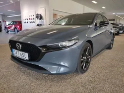 Grå (polymetal grey) Begagnad 2022 Mazda 3 Homura-Line Halvkombi | 249 900 kr (Marknadspris)