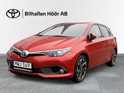 Mörkröd Begagnad 2015 Toyota Auris Active Halvkombi | 124 900 kr (Marknadspris)